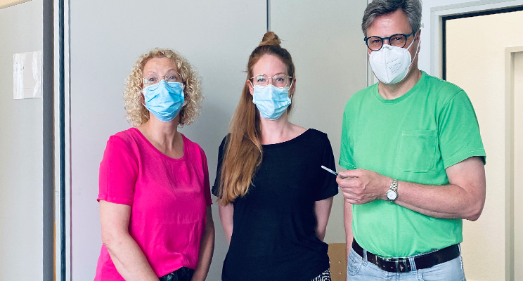 Auf dem Bild ist meine Kollegin Alessia (in der Mitte) mit dem Betriebsärzte-Team im Impfzentrum Koblenz zu sehen.